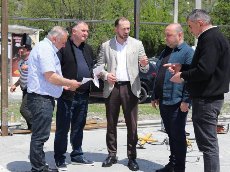 ქალაქ ცაგერში აღმაშენებლის ქუჩაზე ხელოვნურსაფარიანი სტადიონის მშენებლობა მიმდინარეობს